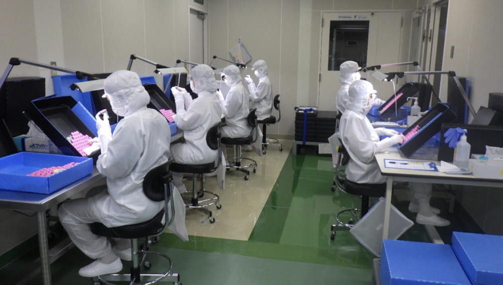 凍結乾燥技術を用いた注射剤製造の様子2
